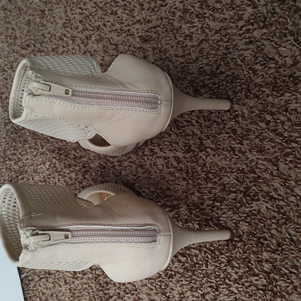 Jennifer Lopez beige strappy heels - Picture 2 of 7